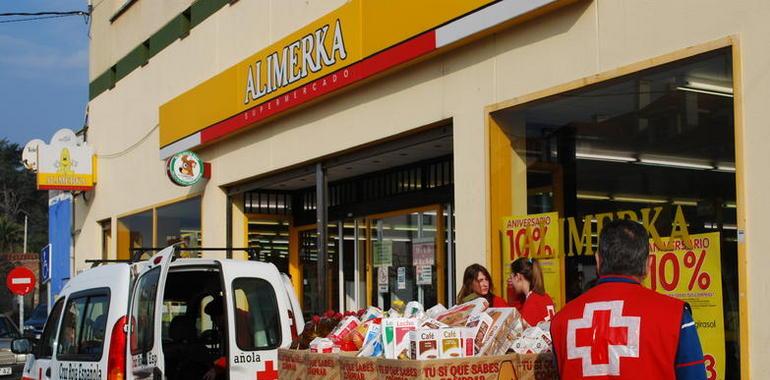 Donación de alimentos de Alimerka a Cruz Roja en Colunga