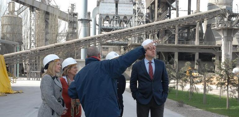 La Consejera de Fomento visita la fábrica de cementos de Tudela Veguín en Aboño