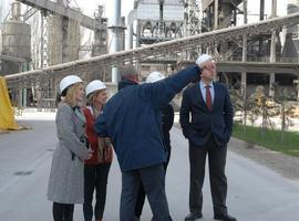 La Consejera de Fomento visita la fábrica de cementos de Tudela Veguín en Aboño