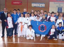 El club de karate Coliseum arrasa en el campeonato escolar de occidente