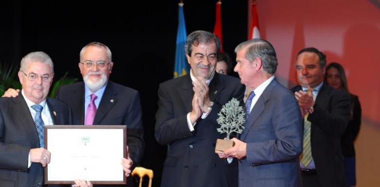 Álvarez-Cascos entrega el premio Familia Empresaria a la familia Cardín