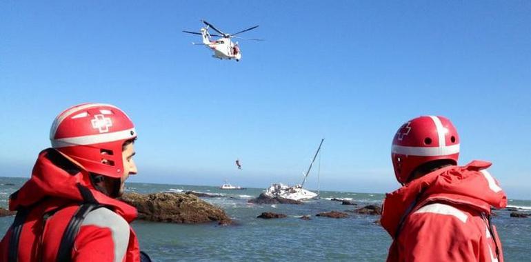 Equipos de rastreo buscan por tierra y aire al joven pescador desaparecido en Carreño