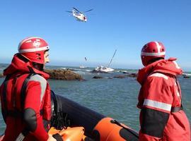 Equipos de rastreo buscan por tierra y aire al joven pescador desaparecido en Carreño