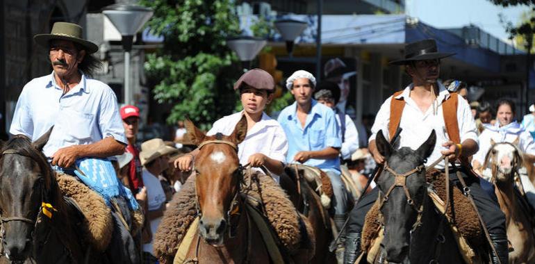 3.420 jinetes en el desfile de la Fiesta de la Patria Gaucha 