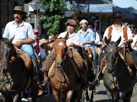 3.420 jinetes en el desfile de la Fiesta de la Patria Gaucha 