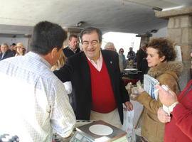 Álvarez-Cascos dedica la jornada a la propaganda electoral en Cangas de Onís