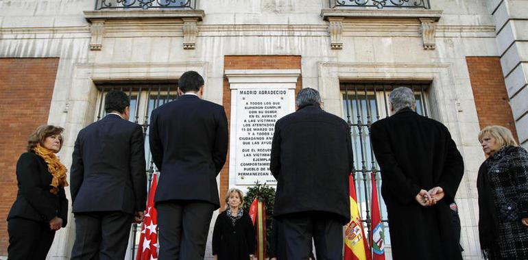 Aguirre presidió en Sol el homenaje a las víctimas del 11-M