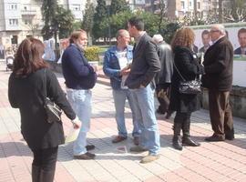 El candidato de Uras visita los mercados de Nava y La Felguera