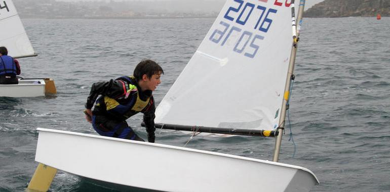 El viento vuelve a ser el protagonista en el  Trofeo de Primavera del Real Club Astur de Regatas