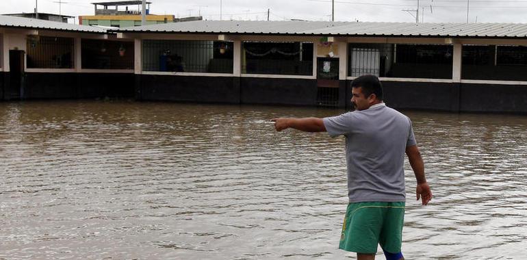 Correa visita el litoral ecuatoriano castigado por violentas inundaciones