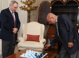 El presidente de Sudáfrica juega al ajedrez con Gary Kasparov