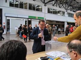 Jesús Iglesias votó en la antigua estación de tren de Gijón