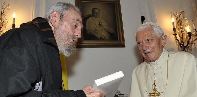Fidel le pide al Papa "algunos libros con los puntos de vista que defiende"