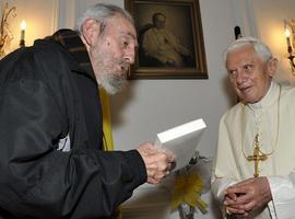 Fidel le pide al Papa \"algunos libros con los puntos de vista que defiende\"
