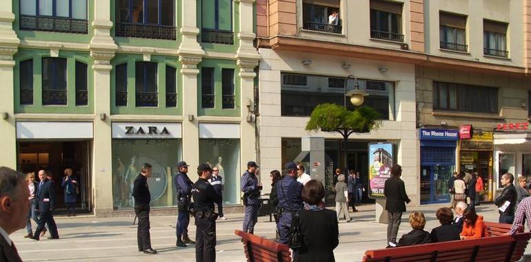 Tranquilidad en las calles de Oviedo con el comercio a medio gas