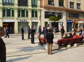 Tranquilidad en las calles de Oviedo con el comercio a medio gas