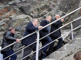 Gabino de Lorenzo visita las obras de restauración de accesos a la plaza de Torbas, en Coaña