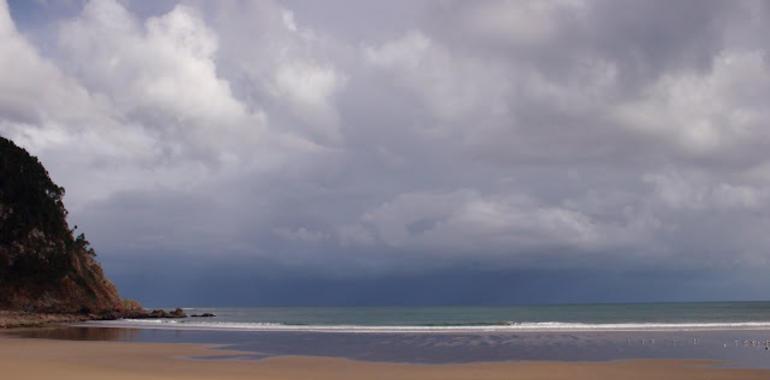 COGERSA concluye hoy la limpieza de playas previa a la Semana Santa