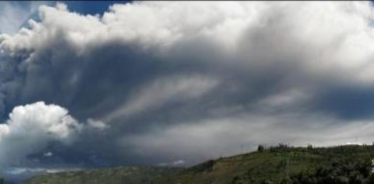 El volcán Tungurahua, en Ecuador, lanza nuevas emisiones