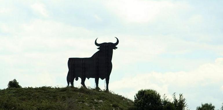 Detienen a tres personas haciendo un grafiti en el Toro de Osborne de Parres
