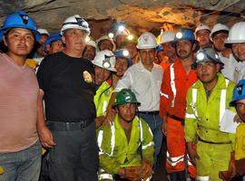 El presidente Humala, con los mineros rescatados de Ica
