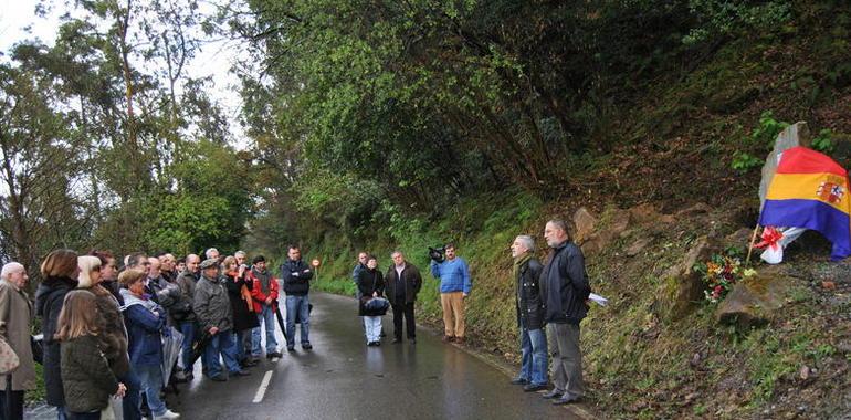 Monolito en Corvera, en homenaje a los republicanos fusilados en Cañedo