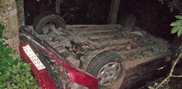 Herido al caer su coche a un barranco en Inclán, Pravia. Turismo encendido sin conductor en Tineo