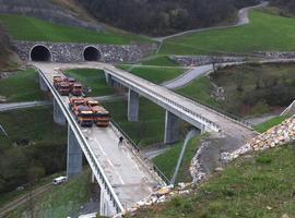 Adif realiza la prueba de carga del viaducto de Sotiello, en Lena 