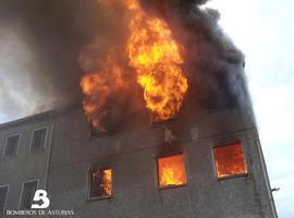 Los bomberos logran sofocar el incendio en una nave de embutidos en Noreña