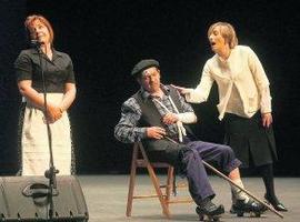 La compañía de teatro costumbrista “La Páxara Pinta” actúa el domingo en  Llanes