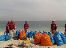 Retiran cerca de 4.000 kilos de basura de la Isla Vionta, en Ribeira