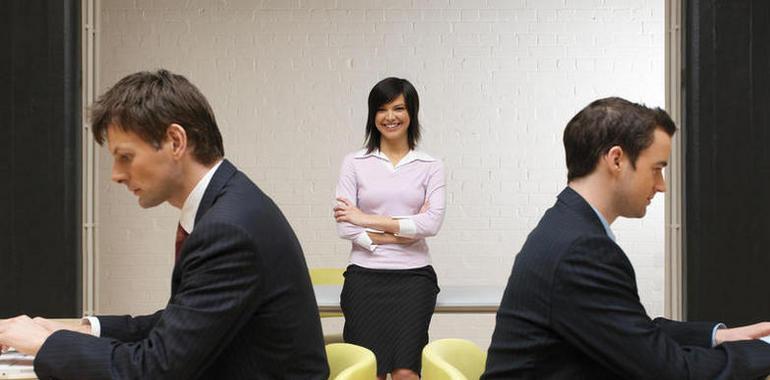 Los celos y la envidia en el trabajo, mayores en las mujeres que en los hombres