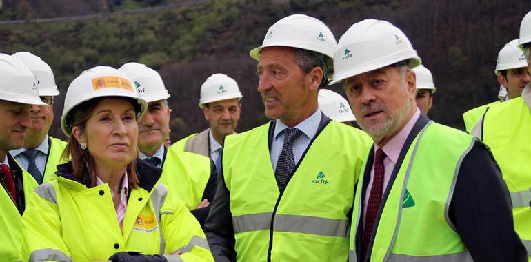 Ana Pastor visita las obras de la Variante de León hacia Lena, con las de Asturias en estudio