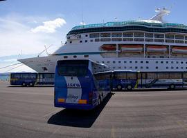 El “Vision of the Seas” inaugura la temporada de cruceros en el Puerto de Gijón 