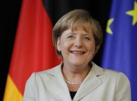 La canciller Angela Merkel habla con Francois Hollande