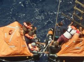 Rescatados 11 tripulantes del “Loamar Segundo” hundido a 850 millas al suroeste de Canarias