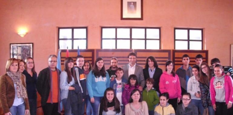 Alumnos en programas emprendedores con el alcalde de San Martín
