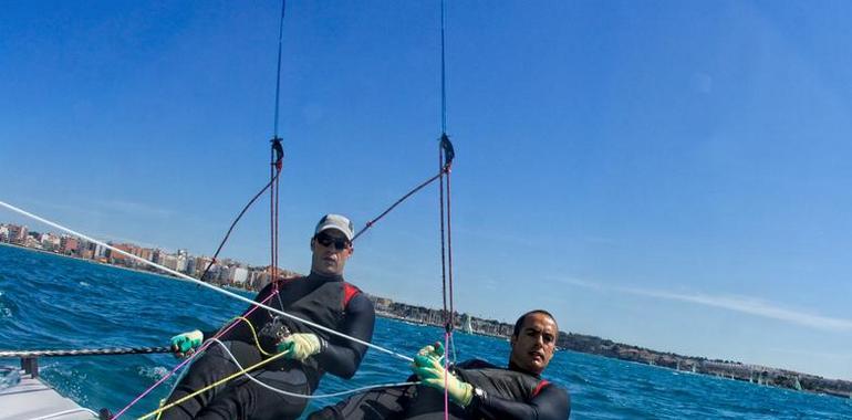 El Gaitero en el podio provisional del Mundial de 49er 