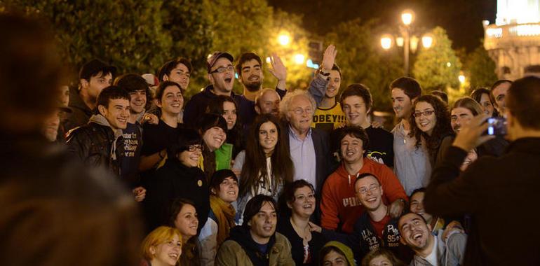 Eduardo Punset apoya el 15 M En la Universidad Popular de la Escandalera