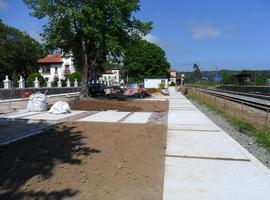 La calle de acceso a la estación de tren de Posada, guapa y transitable