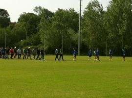 Un grupo de aficionados interrumpe el entrenamiento del Real Oviedo