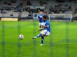 Manu Busto seguirá en el Real Oviedo un año más