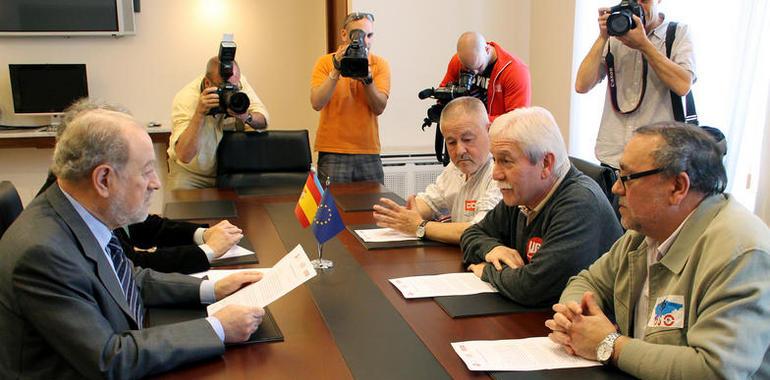 De Lorenzo recibe de los líderes sindicales el escrito de protesta contra las reformas del Gobierno