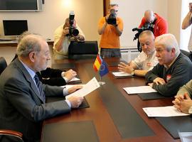 De Lorenzo recibe de los líderes sindicales el escrito de protesta contra las reformas del Gobierno