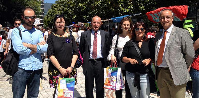 Reinerio González visita el mercadillo de la Joven Empresa Europea