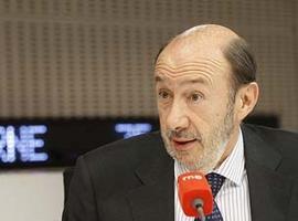 Rubalcaba: \"El PSOE está dispuesto a hablar y a llegar a acuerdos con el Gobierno\"