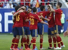Adrián y Cazorla lideran la victoria de España