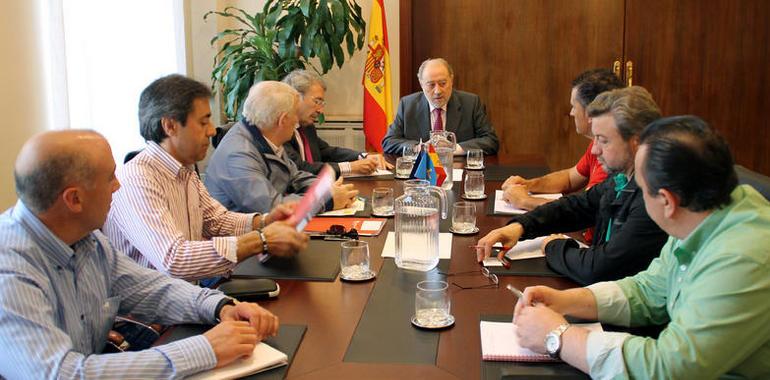 De Lorenzo se reúne con José Ángel Fernández Villa y Maximino Fernández