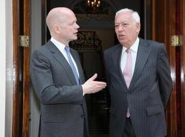 Hague y Margallo acuerdan colaborar para resolver el problema de la pesca en Gibraltar