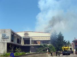 Los bomberos logran extinguir el fuego en una nave industrial de Colloto tras varias horas